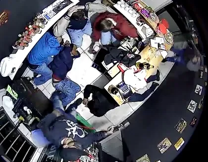 Uma das vítimas foi agredida com uma coronhada, e a todo momento eram ameaçadas pelos ladrões: "Vou atirar, vou atirar"