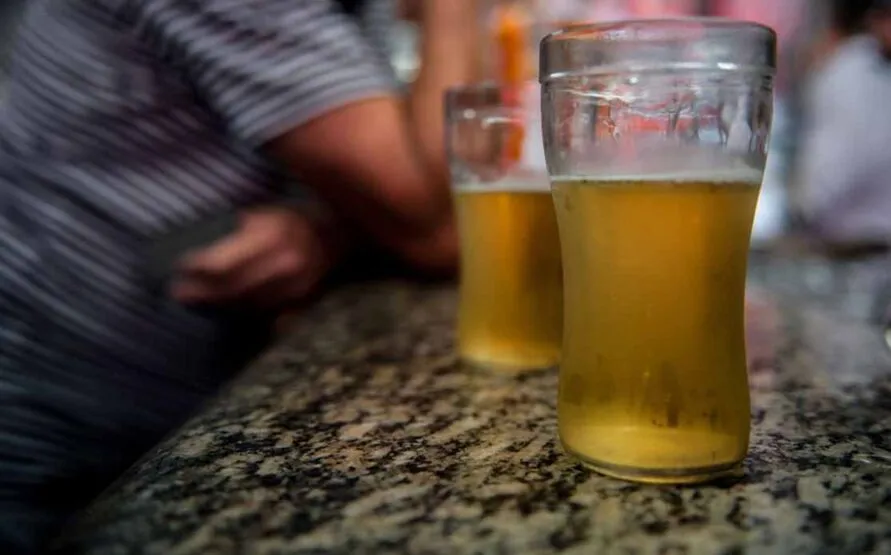 Uma mulher que se apresentou como responsável pelas menores confirmou que teria comprado a bebida