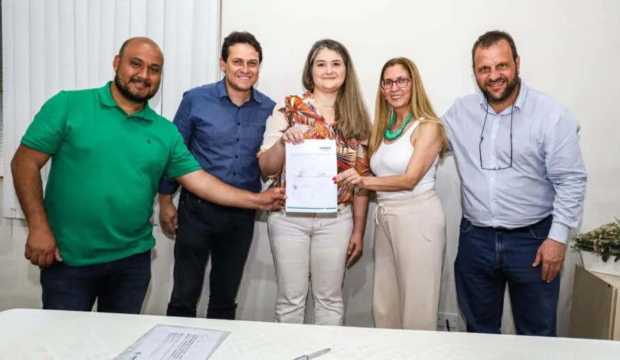 A assinatura do convênio de liberação do recurso contou com a  presença do secretário da Sejuf, Rodrigo Carboni, e do prefeito Junior da Femac