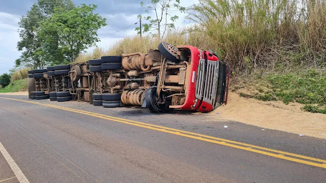 A carga da carreta ficou espalhada em parte da pista junto ao veículo