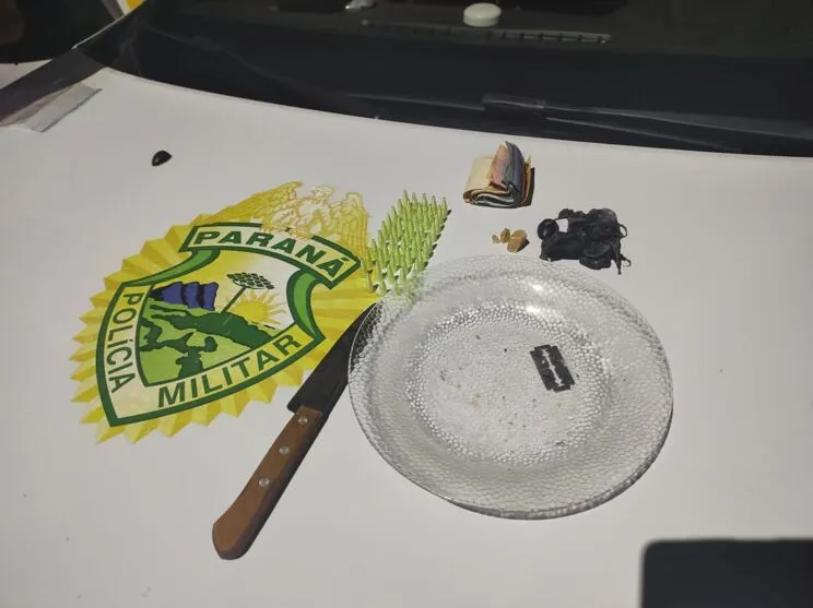 A droga, dinheiro e objetos apreendidos no ponto de drogas em Rio Bom