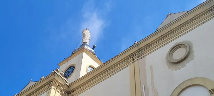 A imagem de Nossa Senhora de Lourdes, no alto da torre da catedral de Apucarana, tem 10 metros de altura