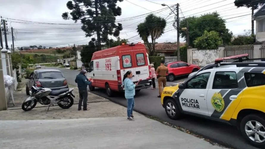 A mulher sofreu vários ferimentos nas pernas e braços, e precisou contar com a ajuda de moradores da região