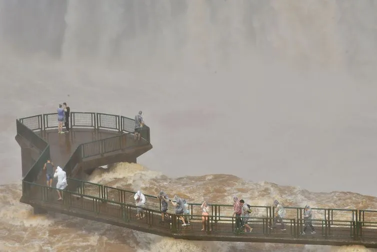 A passarela que dá acesso ao mirante da Garganta do Diabo, nas Cataratas do Iguaçu, foi reaberta na manhã deste sábado