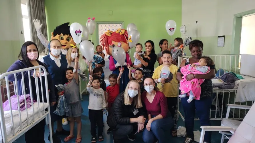 Além de um café da manhã com direito a bolo e pipoca, preparados pela Humanização do hospital e presentes doados com muito carinho especialmente para esse dia