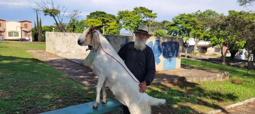 Antônio que é chamado de 'véio do rio' ganhou um novo apelido. A neta de 5 anos o chama de 'vô do bode'