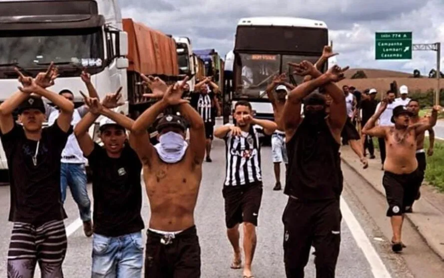 Aos gritos de "Vamos, vamos meu Galo", os torcedores aparecem andando na rodovia