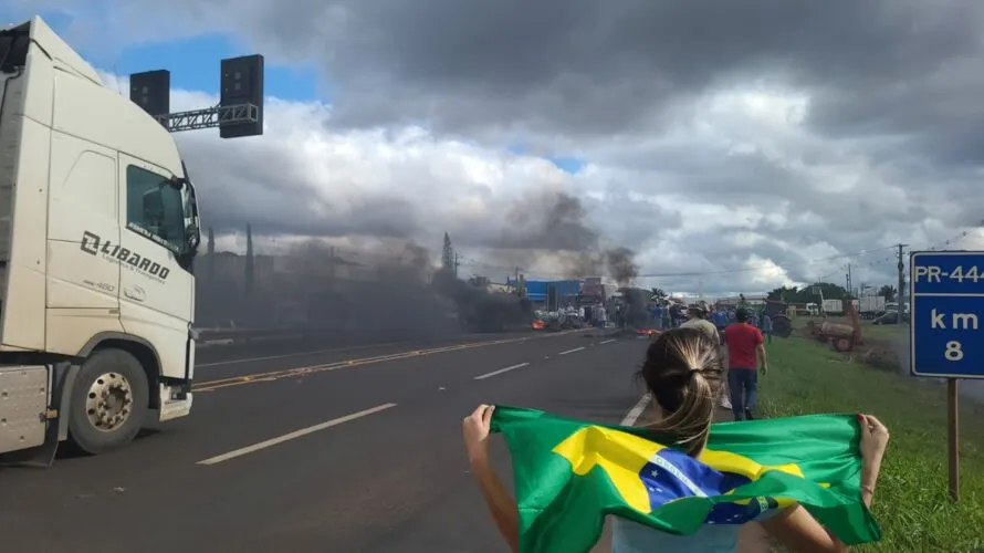 Apoiadores do presidente Jair Bolsonaro bloquearam a PR-444
