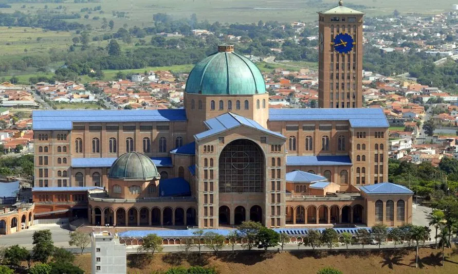 Após dois anos suspensas devido à pandemia de covid-19, as procissões em homenagem à padroeira do Brasil Nossa Senhora de Aparecida voltam a ocorrer