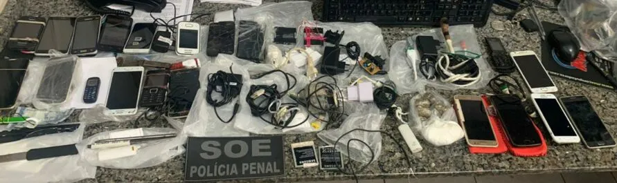 Celulares, carregadores, drogas e armas artesanais foram encontrados