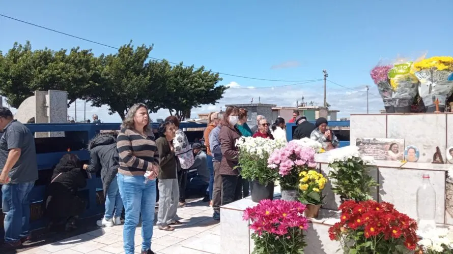 Chuva dá um tempo e população presta homenagem aos mortos em Apucarana