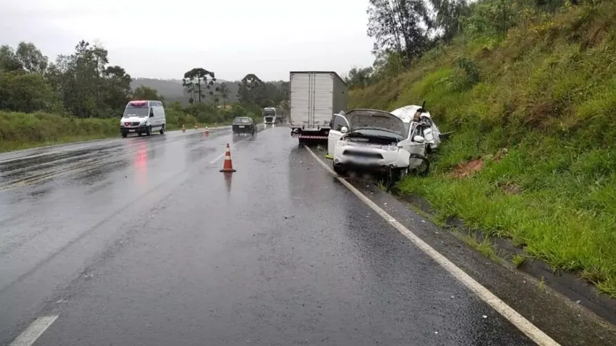 Criança de 2 anos morre em acidente com caminhão na BR-277; família fica ferida