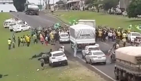 De acordo com informações da polícia civil, um carro avançou em direção a manifestantes