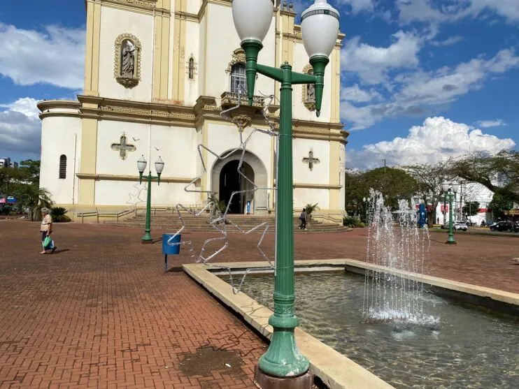 Decoração começou a ser instalada na Praça Rui Barbosa