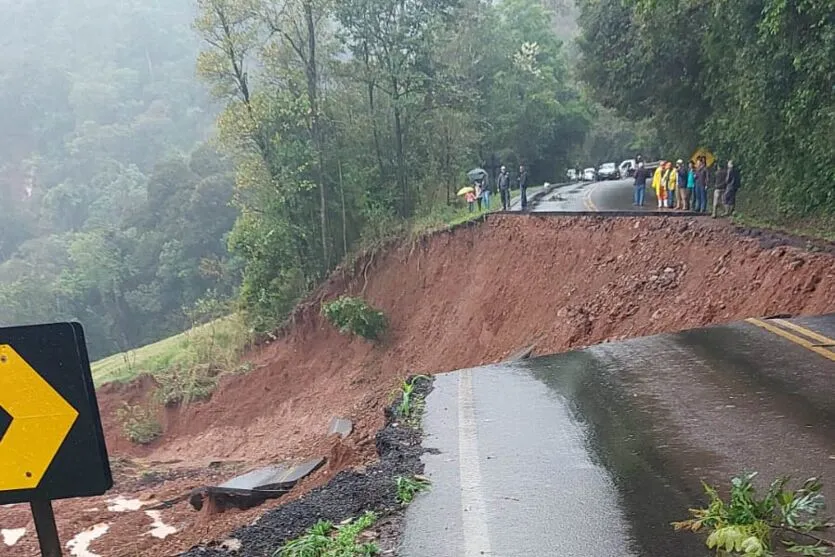 Deslizamento de terra na PR-182, entre Salgado Filho e Flor da Serra do Sul, com o pavimento ficando totalmente interditado