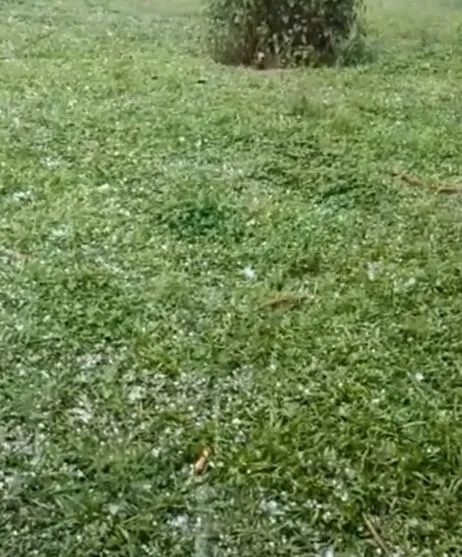 Dona de casa do distrito Correia de Freitas registrou a chuva de granizo na tarde desta segunda (17)