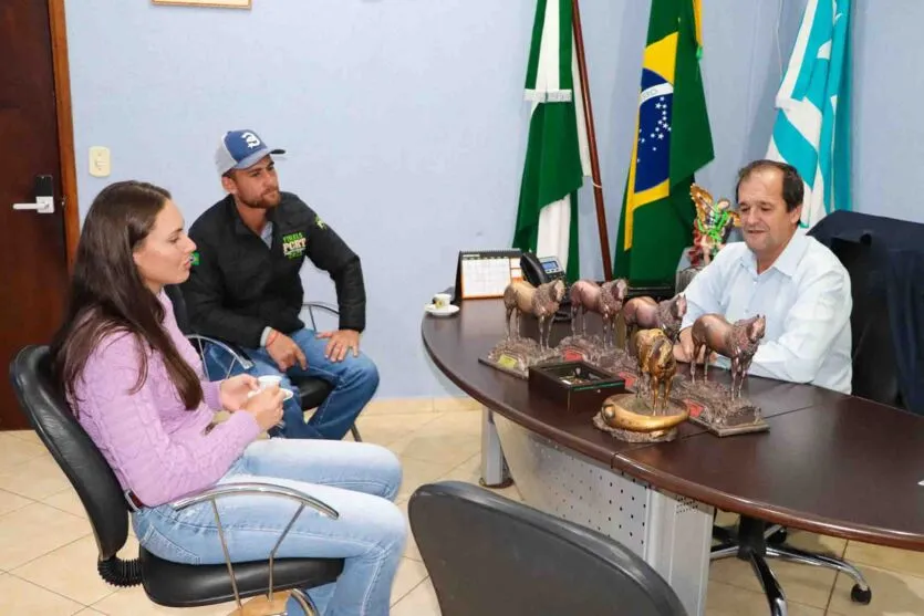 Eles foram recebidos no gabinete do prefeito