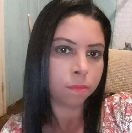 Elisângela Correia Barbosa, de 46 anos, estava na moto junto do marido no momento em que sofreu o acidente