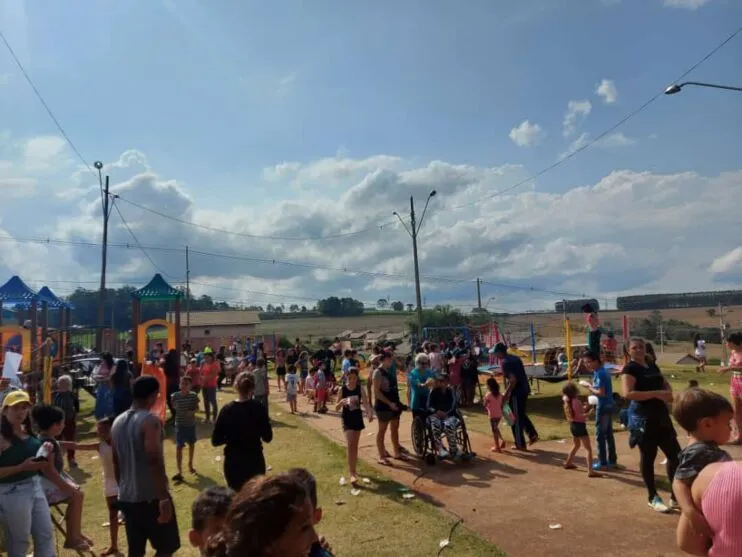 Em comemoração ao Dia das Crianças, a Associação de Moradores do Residencial Solo Sagrado, de Apucarana, realizou uma festa de confraternização