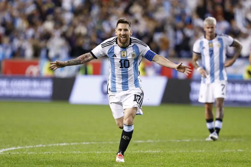 Em sua "eleição", o argentino Lionel Messi é o melhor de todos, seguido pelo compatriota Diego Maradona