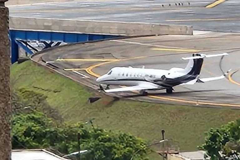 Imagens que circulam nas redes sociais mostram o avião parado rente ao barranco, no fim da pista