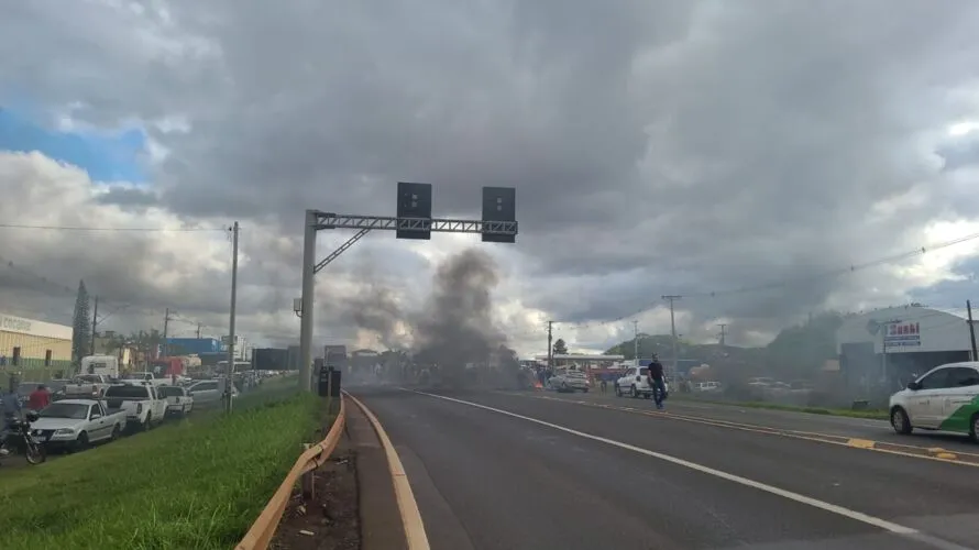 Manifestantes pedem intervenção militar