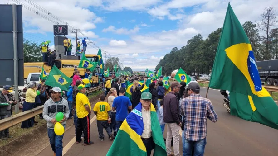 Manifestantes se concentram em Apucarana, em frente ao batalhão do Exército no feriado de Finados