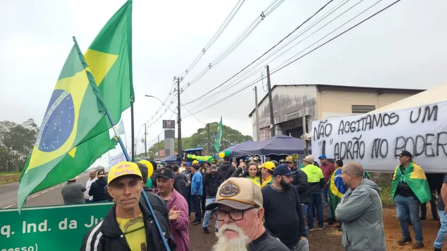 Manifestantes se recusam a deixar o local antes do pronunciamento do presidente Jair Bolsonaro
