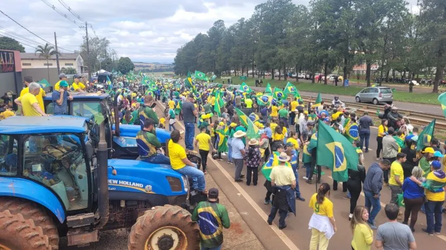 Milhares de pessoas manifestam em frente ao quartel de Apucarana