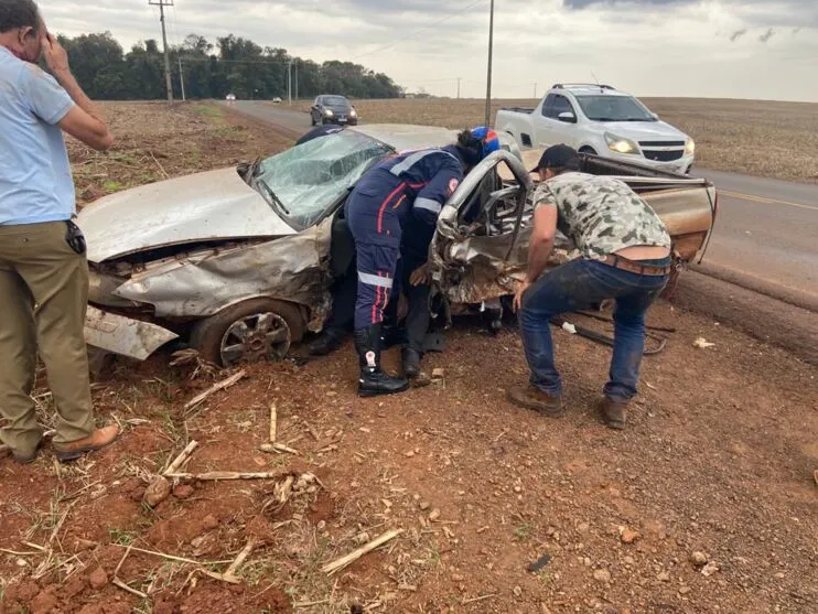 Motorista e passageiro foram socorridos pelo Samu após a grave colisão