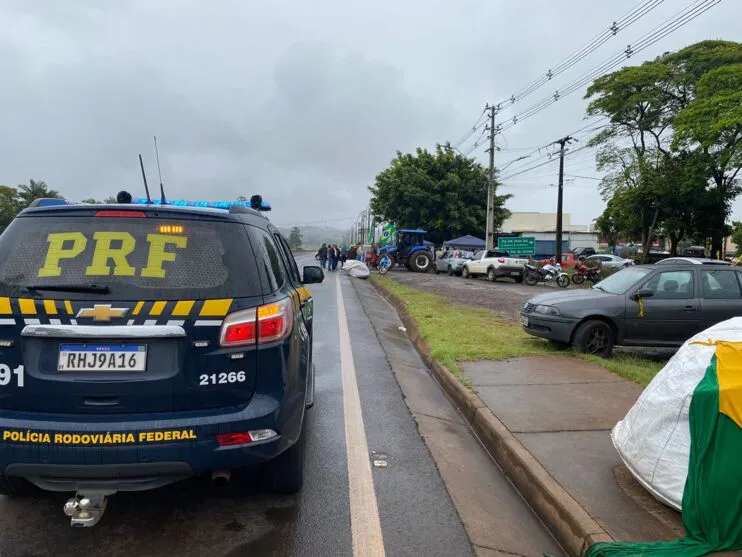 Nesta manhã, a Polícia Rodoviária Federal (PRF) conversou com os manifestantes