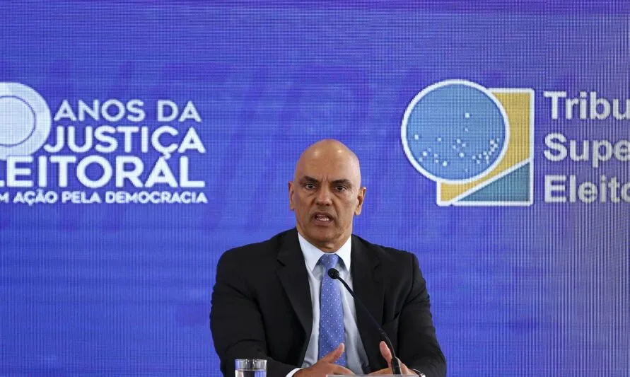 No despacho, Moraes apontou uma publicação no Twitter que mostra uma viatura e agentes da PRF parados às margens de uma rodovia e abordando motorista