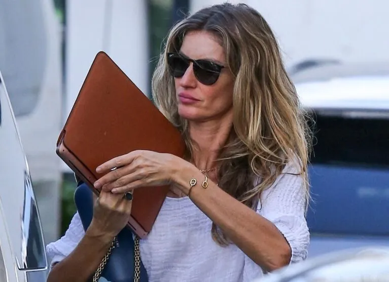 No momento, Gisele estava muito séria e seguiu rapidamente para o seu carro