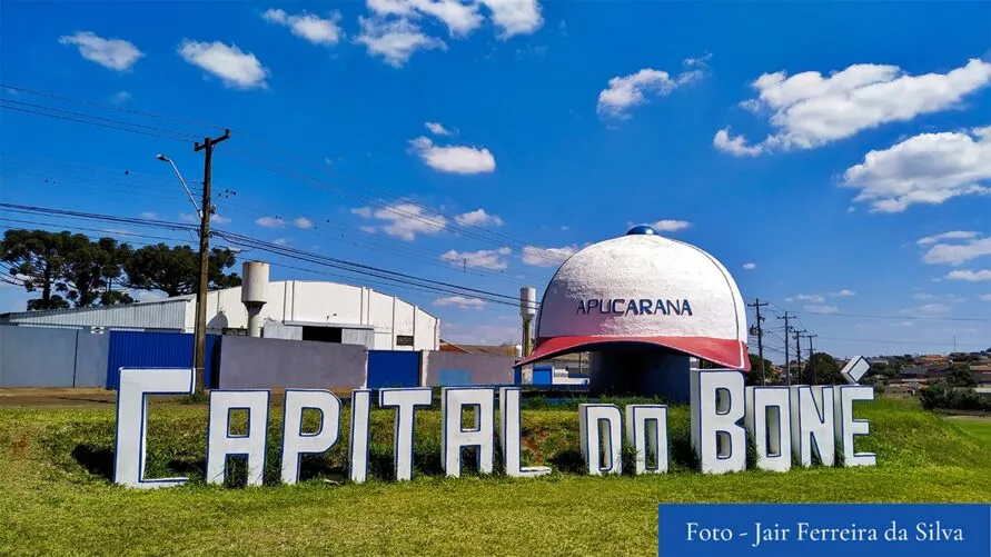 O “Monumento ao Boné” foi entregue em 31 de janeiro de 2008 durante as comemorações do Dia Municipal do Boné