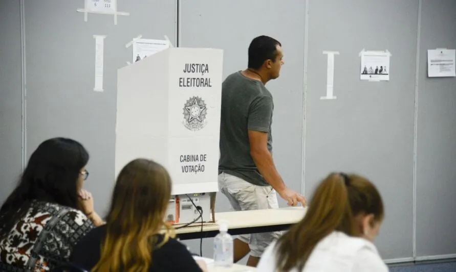 O Tribunal Superior Eleitoral (TSE) garante o direito à votação de quem chegou à fila antes das 17h (horário de Brasília) e está dentro das seções