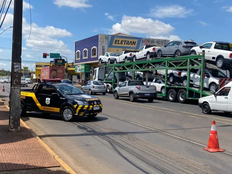 O caminhão seguia de Londrina sentido Curitiba, transportando veículos