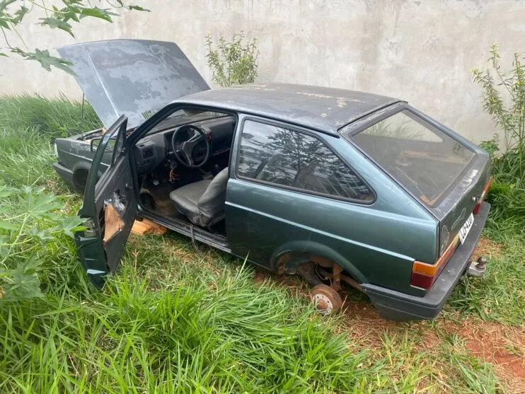 O carro estava sem os quatro pneus, sem a bateria, som e faltando peças do motor