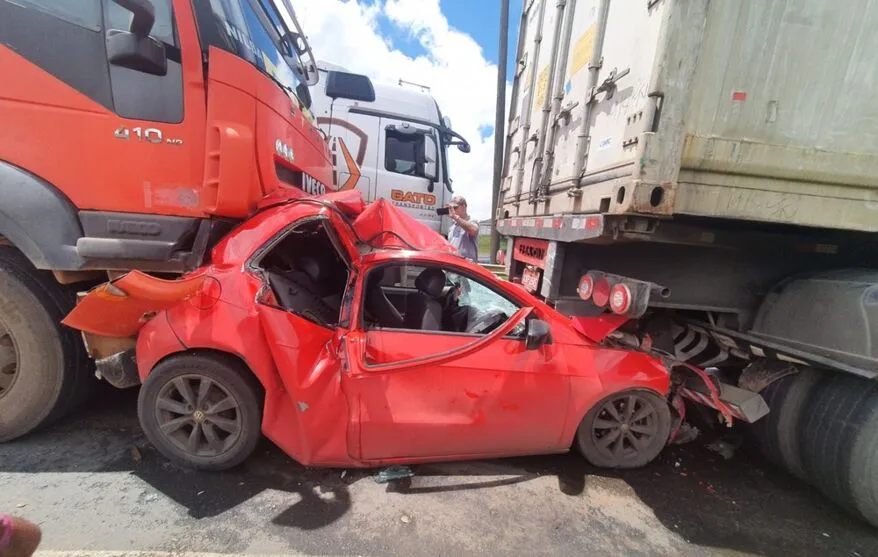 O condutor da carreta afirma que estava parado quando percebeu o caminhão descenso sozinho