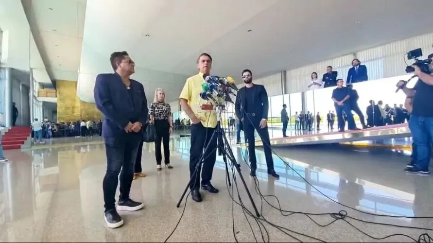 O encontro entre o candidato e os artistas ocorreu nesta segunda-feira