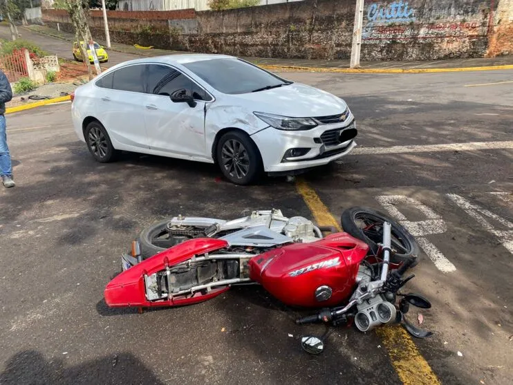 O motociclista sofreu escoriações pelo corpo e machucou a mão