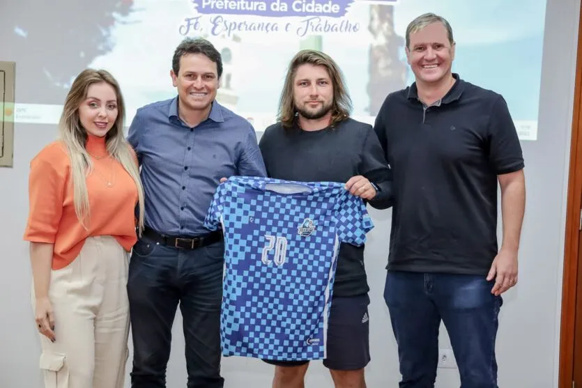 O prefeito Junior da Femac recebeu o professor Smaily Frizo, técnico e fundador do Wolves Soccer