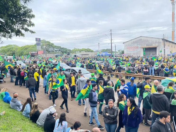 O protesto ganhou maior proporção no começo da tarde desta quarta-feira (2), feriado de Finados