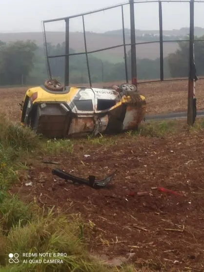 O veículo da PM só parou de capotar quando colidiu contra um outdoor que fica às margens da rodovia