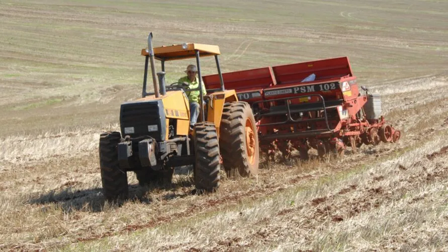 Por conta das chuvas, agricultores tiveram poucos dias cheios para colocar o maquinário nas lavouras