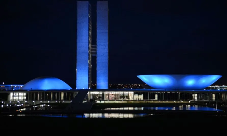 Prédios públicos iluminados de azul para marcar a campanha de saúde masculina