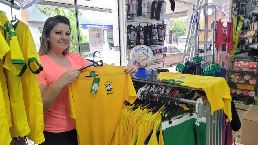 Produtos da Copa ganha vitrines, mas é a política que ainda garante as vendas