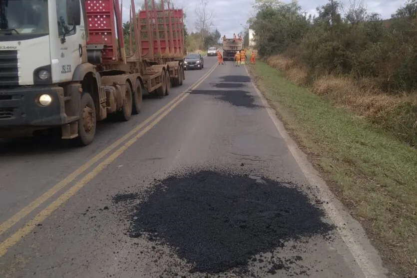 Rodovias atingidas pelas chuvas estão recebendo serviços do DER/PR