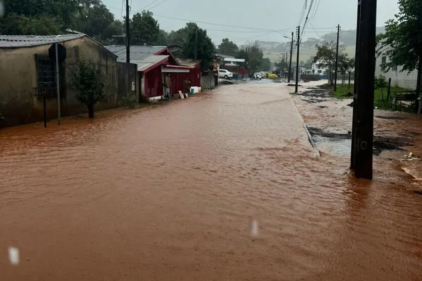 Rua alagada após forte temporal registrado no Paraná