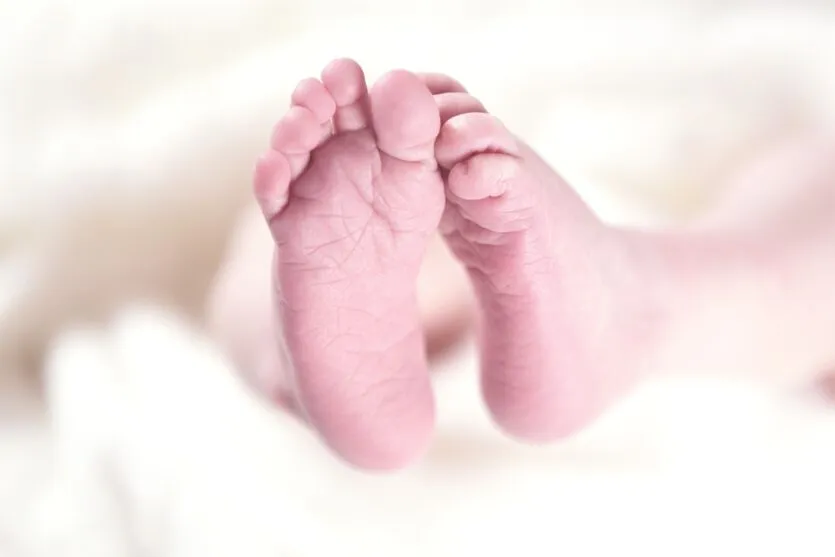 Segundo a mãe, o bebê estava na cama dela, com proteção ao redor