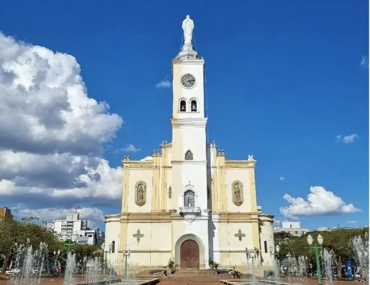 Tonalidade branca é resultado do uso de um fundo emborrachado branco preparatório para a pintura